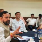 कोटद्वार : सफाई कर्मचारी आयोग के उपाध्यक्ष ने नगर निगम सभागार में ली अधिकारियों की बैठक