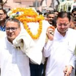 सीएम धामी ने कंधा देकर दी मेजर जनरल खंडूड़ी को अंतिम विदाई