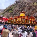 यमुनोत्री धाम में उमड़ रही श्रद्धालुओं की भीड़, 32 दिनों में मंदिर समिति को 23.5 लाख की आय