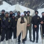 बर्फबारी के बीच युद्धस्तर पर जारी हेमकुंड साहिब यात्रा की तैयारियां