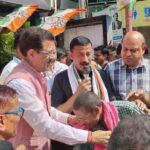 घंटाघर में श्रमिक सम्मान कार्यक्रम, महिला श्रमिकों को सूट और पुरुषों को गमछा भेंट