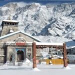 केदारनाथ धाम में बर्फबारी के बीच जारी दर्शन, प्रशासन ने यात्रियों से अपील