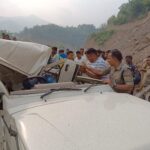धारी देवी जा रहे श्रद्धालुओं की बोलेरो पर गिरा बोल्डर, एक की मौत, दो घायल