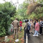 कोटद्वार-पुलिंडा मार्ग पर बड़ा हादसा टला, खाई में पेड़ पर अटकी कार से दो युवाओं को पुलिस ने सकुशल निकाला