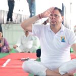 बनबसा में मुख्यमंत्री ने किया सामूहिक योगाभ्यास, योग को जीवन का हिस्सा बनाने का आह्वान