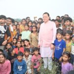 मुख्यमंत्री पुष्कर सिंह धामी को अपने बीच पाकर बच्चे हुए उत्साहित, जमकर खिंचवाईं तस्वीरें