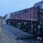 भीषण सड़क हादसा : गिट्टी से भरे ट्रेलर में घुसी तेज रफ्तार बस, 4 की मौत, 25 घायल
