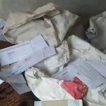 चमोली में डाक विभाग की बड़ी लापरवाही! पोस्टमैन के कमरे से बरामद हुईं डाक से भरी बोरियां, जांच के आदेश