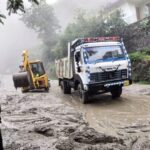 चमोली में आफत की बारिश, गुलाबकोटी के पास भूस्खलन से बद्रीनाथ हाईवे बंद, मलबा हटाने में जुटीं मशीनें