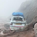 सतपुली-पौड़ी मार्ग पर कार पर गिरा मलबा, SDRF ने 06 लोगों को सकुशल निकाला