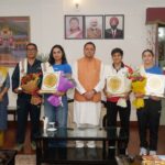 मुख्यमंत्री धामी से मिलीं अंतरराष्ट्रीय स्तर पर पदक जीतने वाली उत्तराखंड की महिला मुक्केबाज, मुख्यमंत्री ने किया सम्मानित