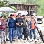 लगातार बारिश के बीच डीएम प्रशांत आर्य ने स्यानाचट्टी का किया निरीक्षण, राहत कार्य तेज करने के निर्देश