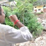 अतिवृष्टि प्रभावित नारायणबगड़ पहुंचे डीएम गौरव कुमार, राहत कार्यों का लिया जायजा
