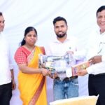 मुख्यमंत्री को सौंपा ज्ञापन, कुछ घंटों में मिली सिलाई मशीन