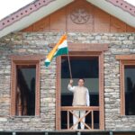 सीएम धामी ने मुख्यमंत्री आवास पर तिरंगा लगाकर दिया ‘हर घर तिरंगा’ का संदेश