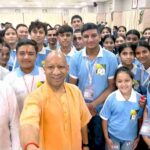 देवप्रयाग के मेधावी छात्रों से मिले यूपी के मुख्यमंत्री योगी आदित्यनाथ, साथ में खिंचवाई सेल्फी, छात्रों को प्रदान किए बैग